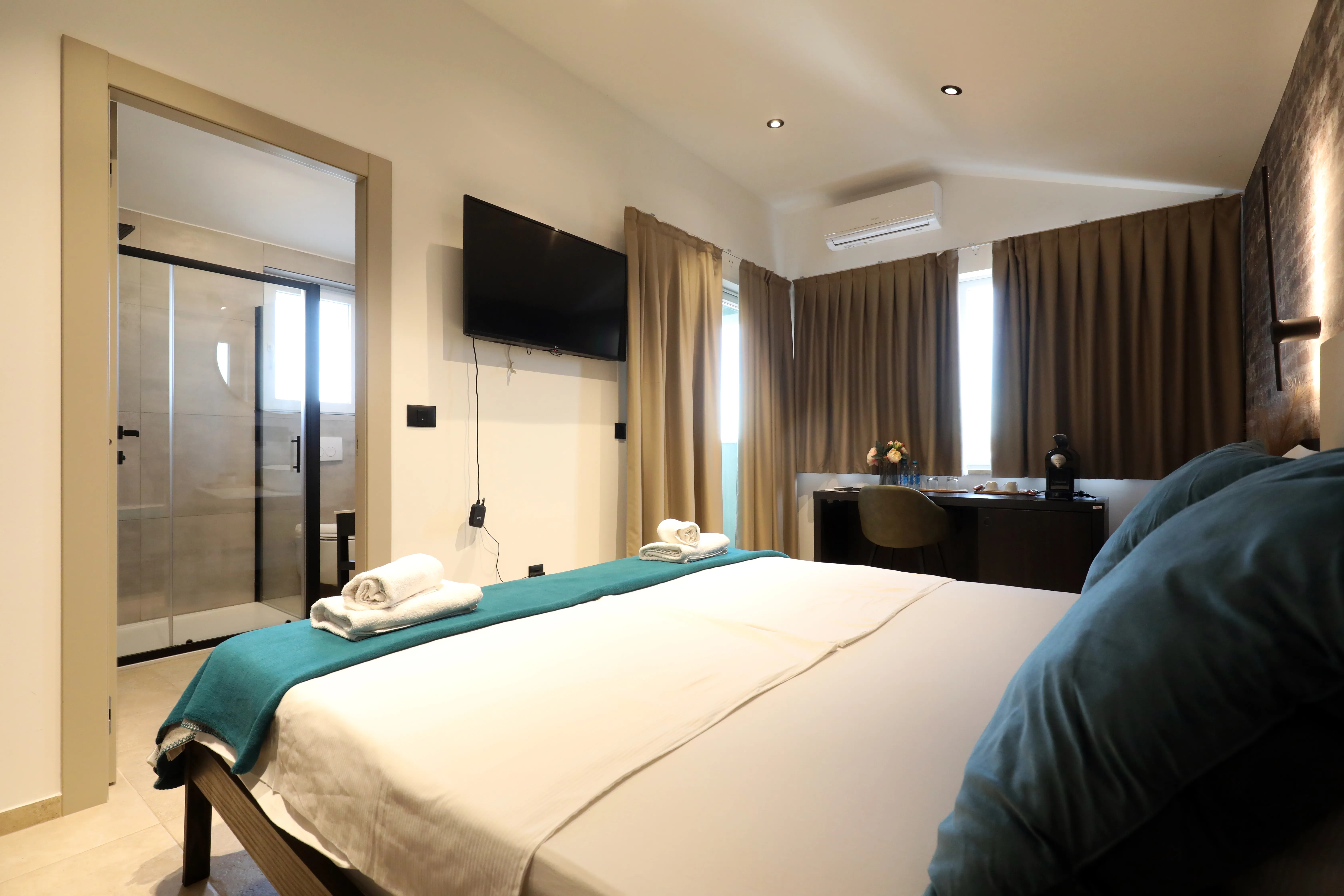 Deluxe Double Room with Balcony — photo 2