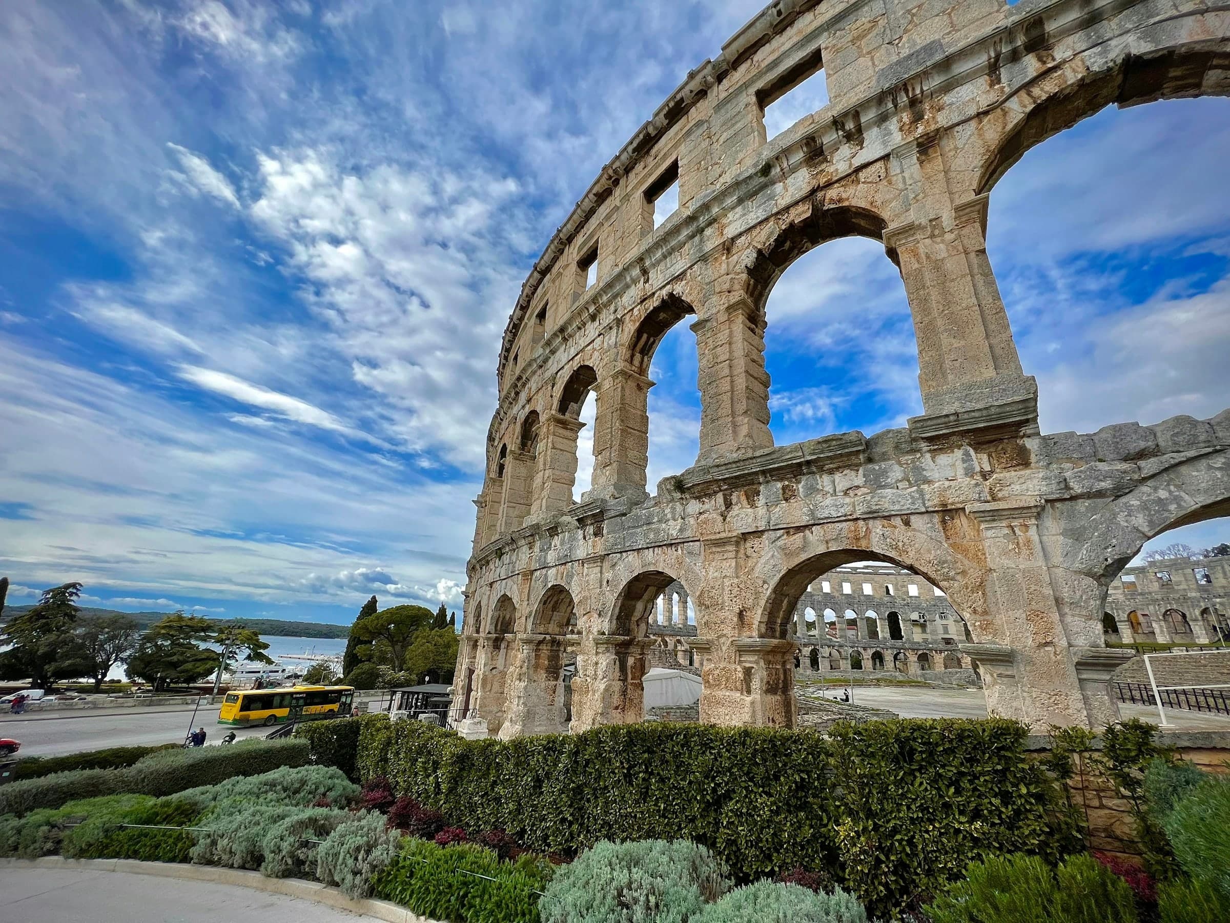 L'anfiteatro romano di Pula all'ora del tramonto